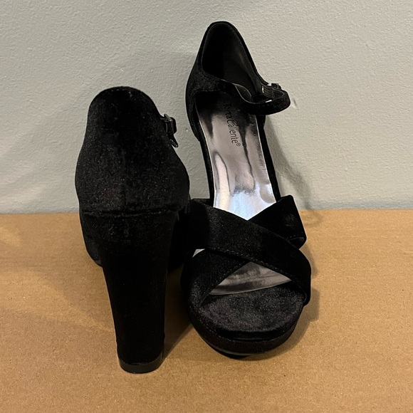 Torta Caliente Black Velvet Heels - Picture 1 of 3